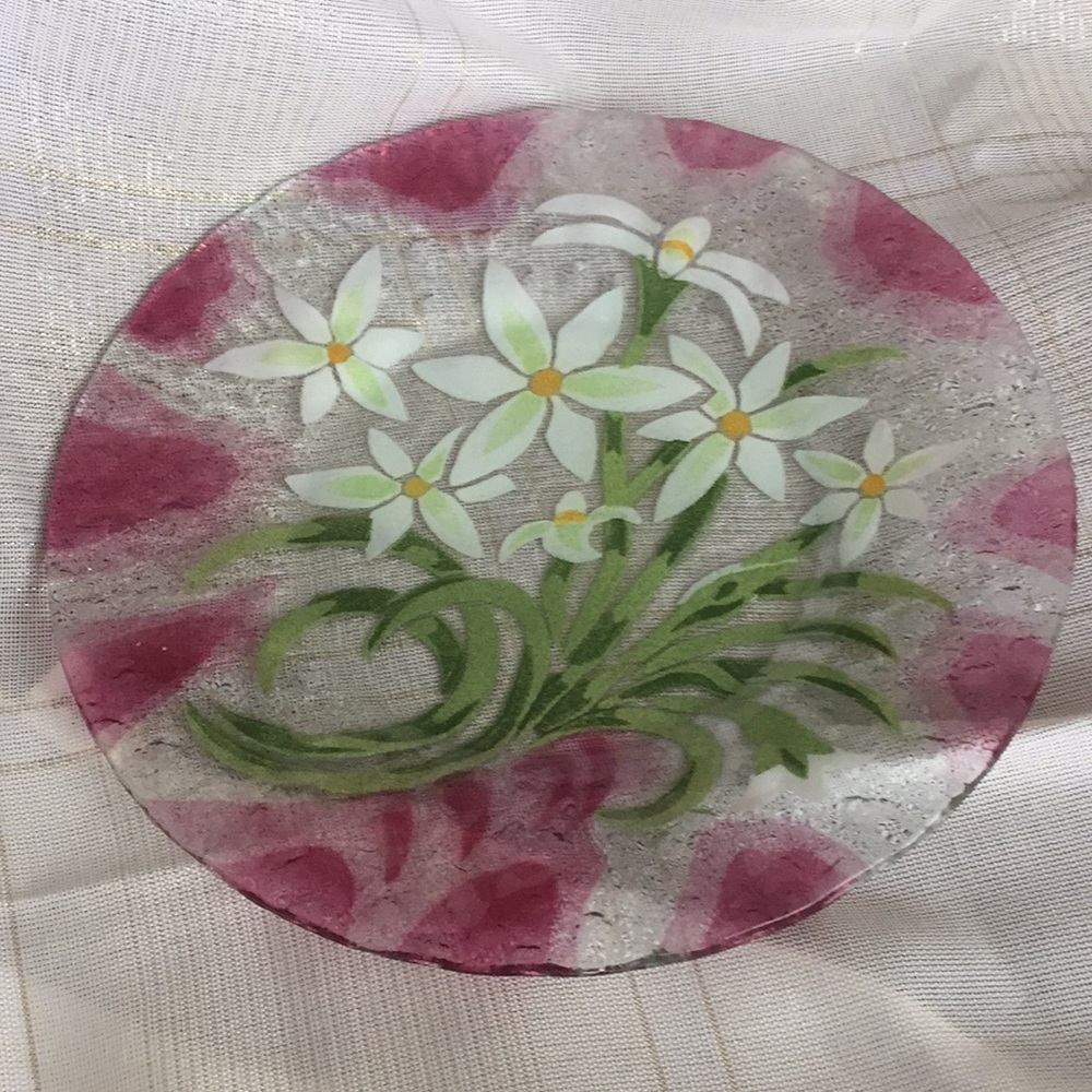 Sydenstricker fused glass daisy bouquet plate clear with maroon fluted edges